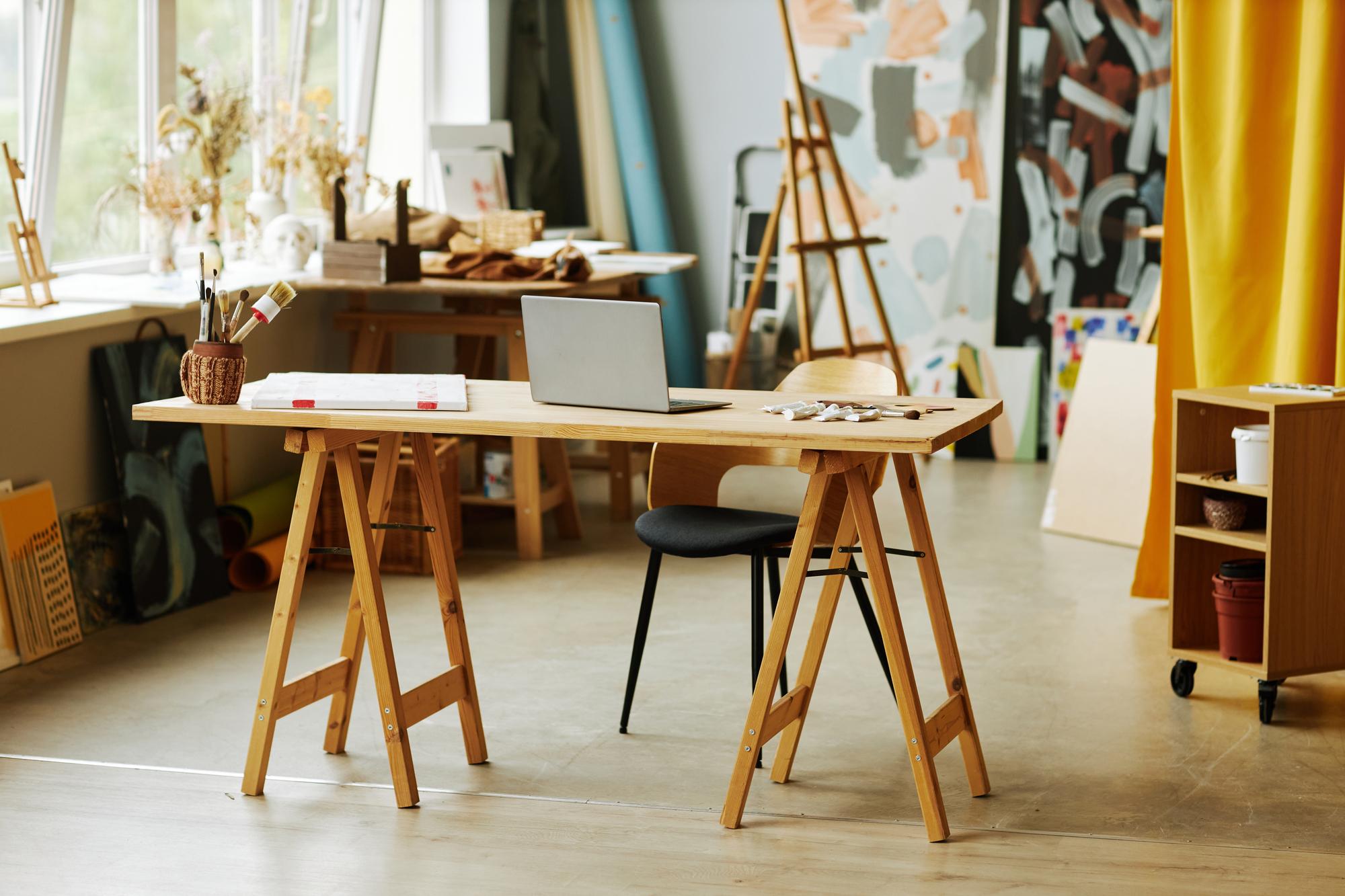Interno laboratorio con sedie e tavoli di lavoro